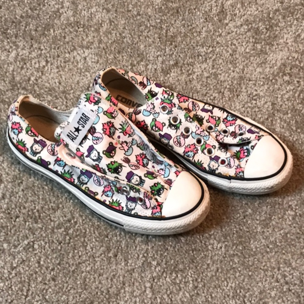 Preowned womens CONVERSE low white cartoon Chucks sneakers -size 7